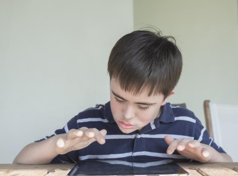 Un joven con sindrome de Down utiliza una tableta