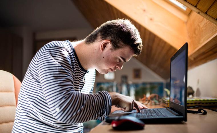 Una personas con discapacidad intelectual utiliza un ordenador port&aacute;til