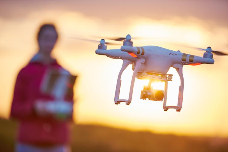 Una mujer pilota un dron