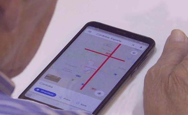 Una personas mayor utiliza una de las aplicaciones de Ease Apps