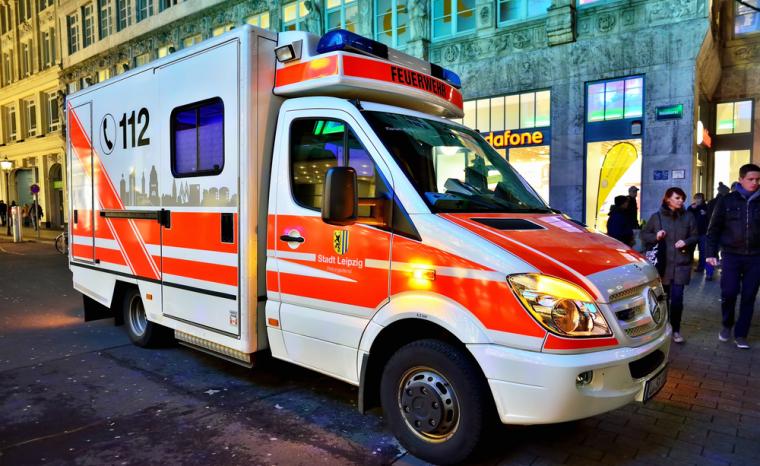 Imagen de una ambulancia con el n&uacute;mero de tel&eacute;fono de emergencias 112