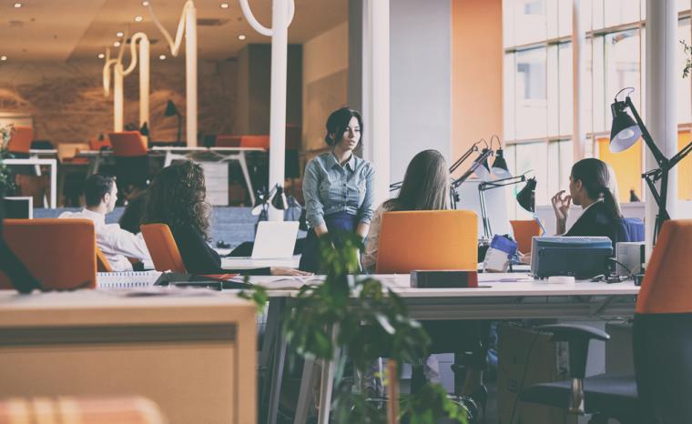 Fotograf&iacute;a en el interior de una oficina de una startup tecnol&oacute;gica