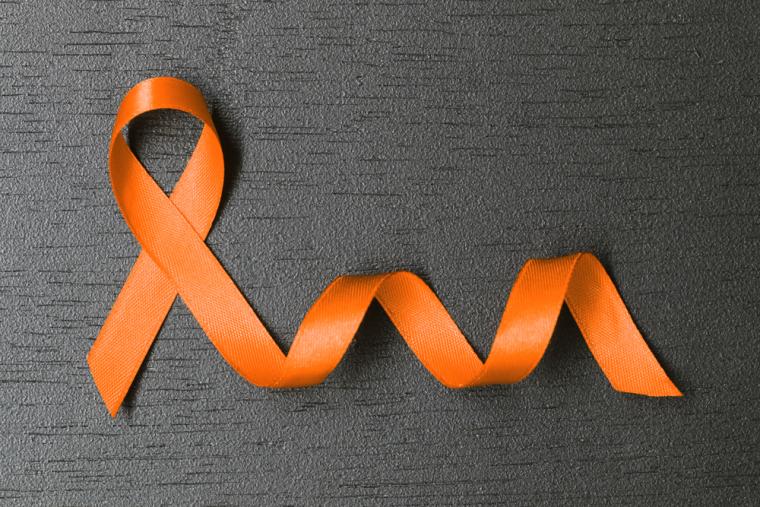 Un lazo naranja con motivo del D&iacute;a Mundial de la Esclerosis M&uacute;ltiple