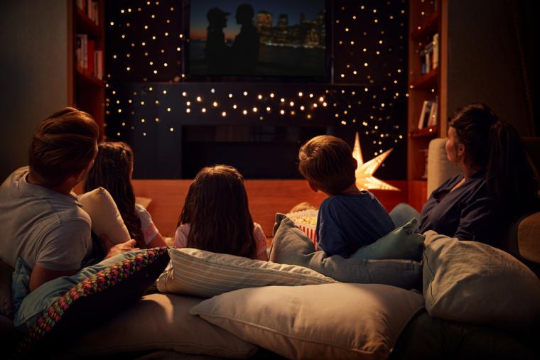 Una familia ve la televisi&oacute;n en su sal&oacute;n
