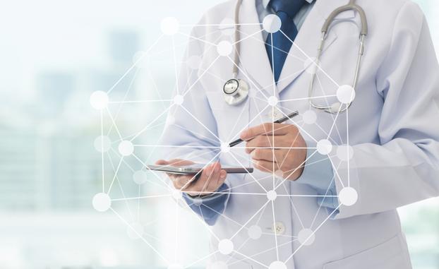 Infograf&iacute;a de un doctor utilizando un dispositivo m&oacute;vil