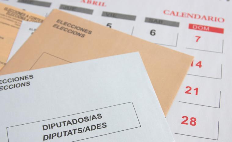 Fotograf&iacute;a de varios sobres de votaci&oacute;n sobre un calendario marcando el 28 de abril