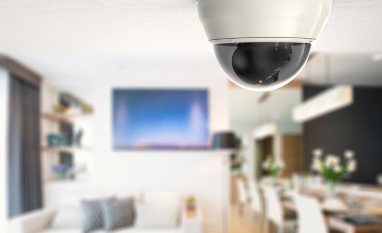 Fotograf&iacute;a de una c&aacute;mara en el sal&oacute;n de una casa