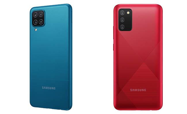 Imagen comercial de la parte trasera de un Galaxy A12 y de un Galaxy A02s