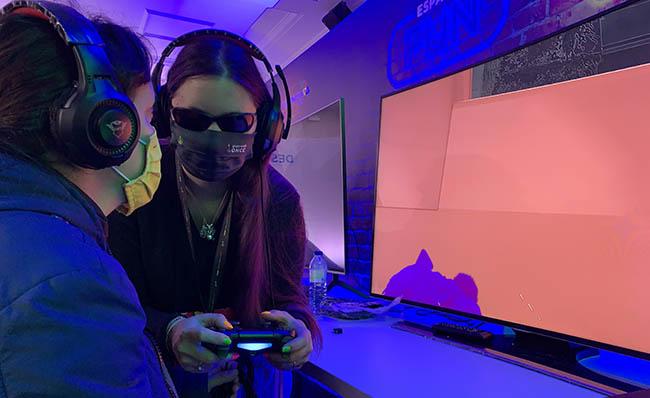Dos j&oacute;venes ciegas juegan a un videojuego