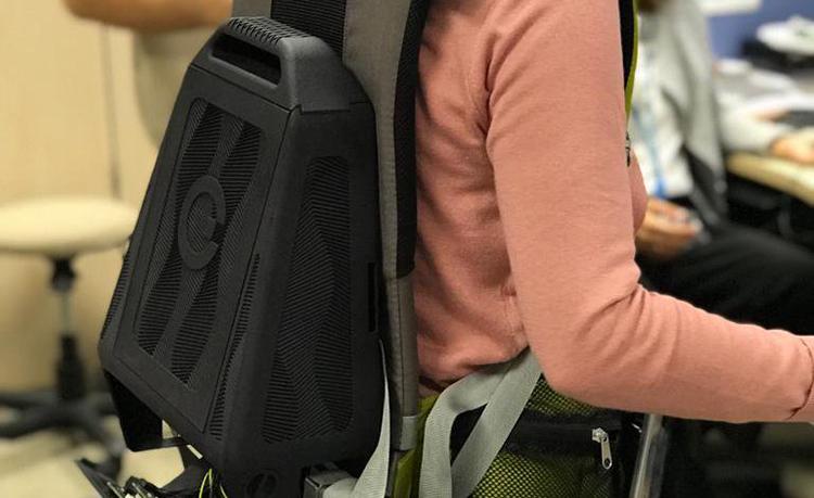 Una mujer utiliza un exoesqueleto de Gogoa fabricado por impresi&oacute;n 3D