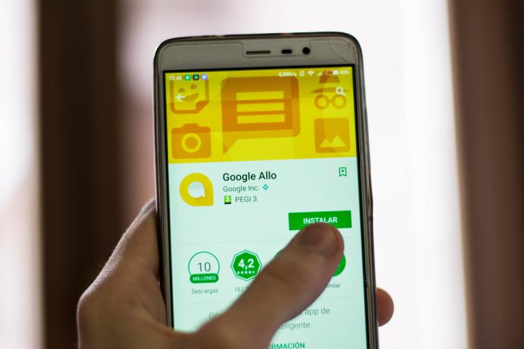 Pantalla de tel&eacute;fono m&oacute;vil a punto de instalar Google Allo