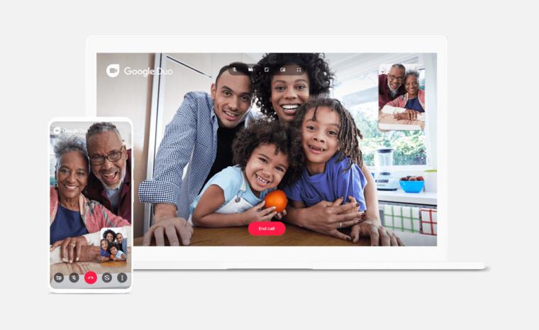 Imagen comercial en el que se ve a una familia haciendo una videollamada en un m&oacute;vil y un ordenador port&aacute;til