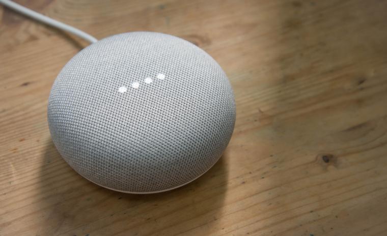 Imagen de un altavoz Google Home Mini encima de una mesa