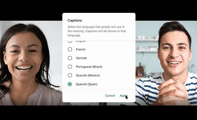 Dos personas en una videollamada mientras se muestra la opci&oacute;n de subt&iacute;tulos autom&aacute;ticos en espa&ntilde;ol