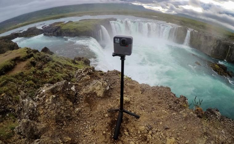 Una GoPro Fusi&oacute;n graba un v&iacute;deo sobre un tr&iacute;podo al lado de una cascada