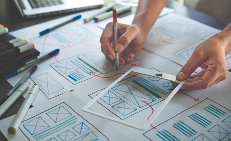 Una personas avanza en el dise&ntilde;o de una aplicaci&oacute;n para tabletas