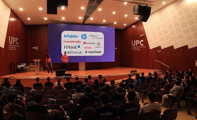 Imagen del sal&oacute;n en el que se celebr&oacute; el HackUPC2022