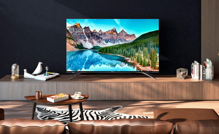 Imagen comercial del Hisense H55U7A en un sal&oacute;n