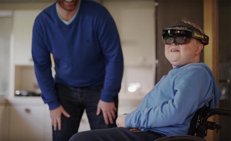 Harrison Smith utilizando las Hololens