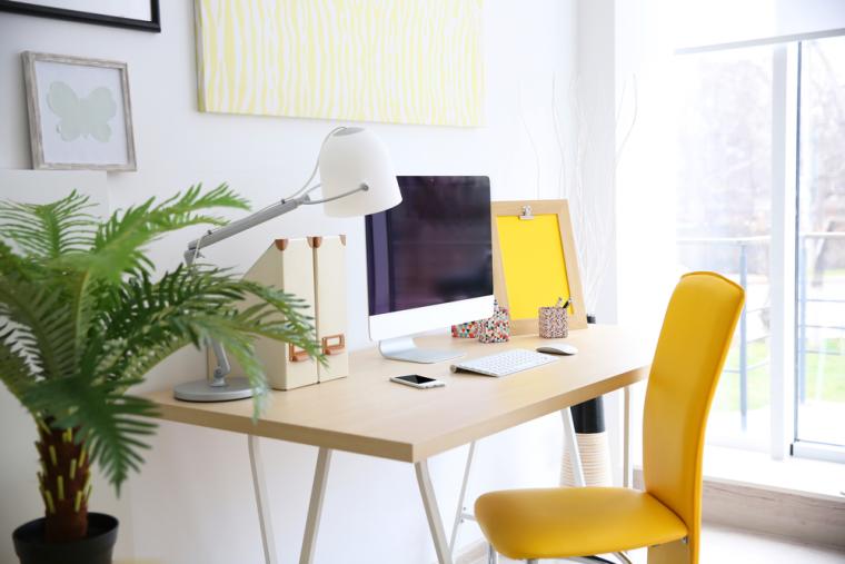 Imagen del interior de un hogar con varios dispositivos tecnol&oacute;gicos