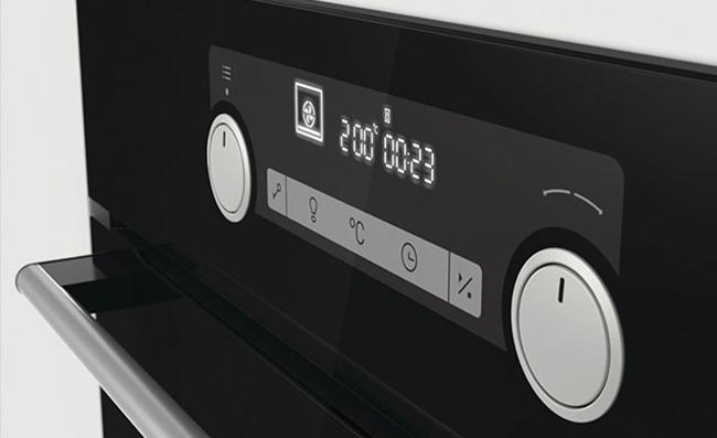 Imagen comercial del horno BI5323PG de Hisense con su gran display