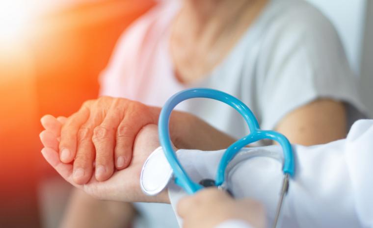 Una mujer mayor y un doctor se dan la mano