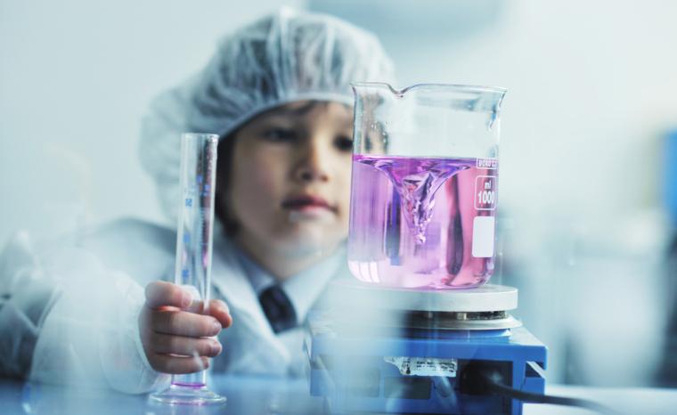 Un ni&ntilde;o realiza un experimento cient&iacute;fico en un hospital