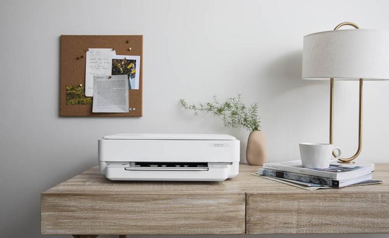 Imagen comercial de una impresora HP Envy 6000 sobre una mesa