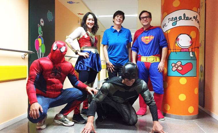 Visita de 'superh&eacute;roes' a la planta pedi&aacute;trica del Hospital de Le&oacute;n