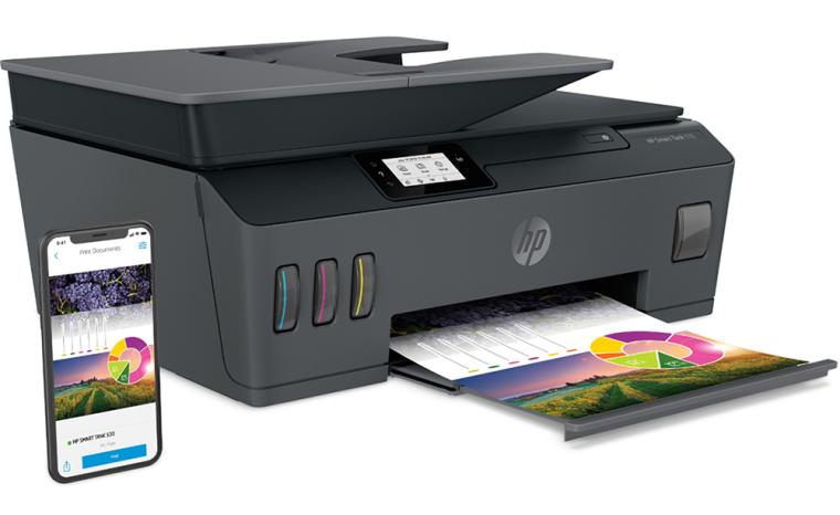 Imagen comercial que muestra una impresora Smart Tank Plus y un m&oacute;vil usando el dispositivo