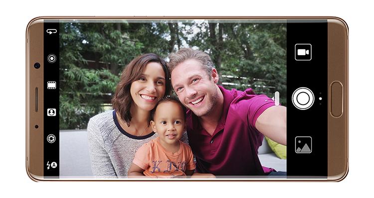 Imagen del Huawei Mate 10 con una pareja joven y un ni&ntilde;o haci&eacute;ndose una foto