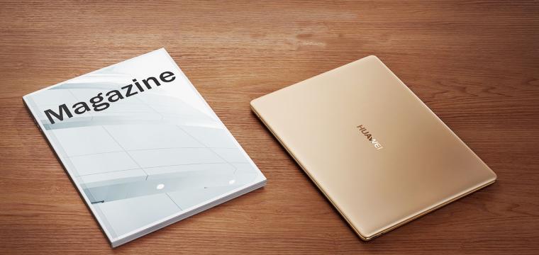 Imagen de un Matebook X sobre una mesa junto a una revista