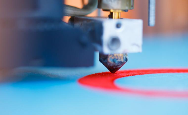Fotograf&iacute;a de un cabezal de una impresora 3D en funcionamiento