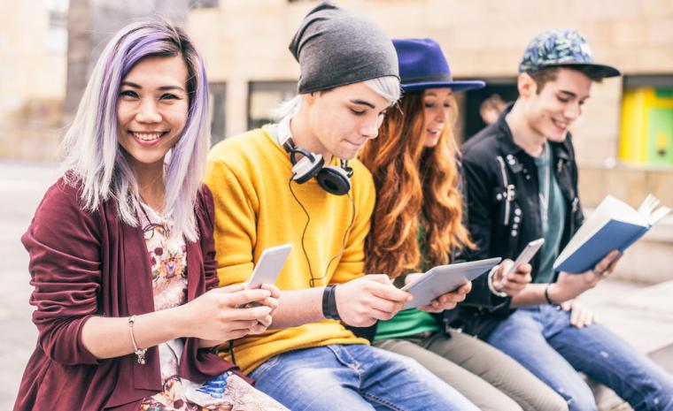Varios j&oacute;venes utilizando distintos dispositivos m&oacute;viles