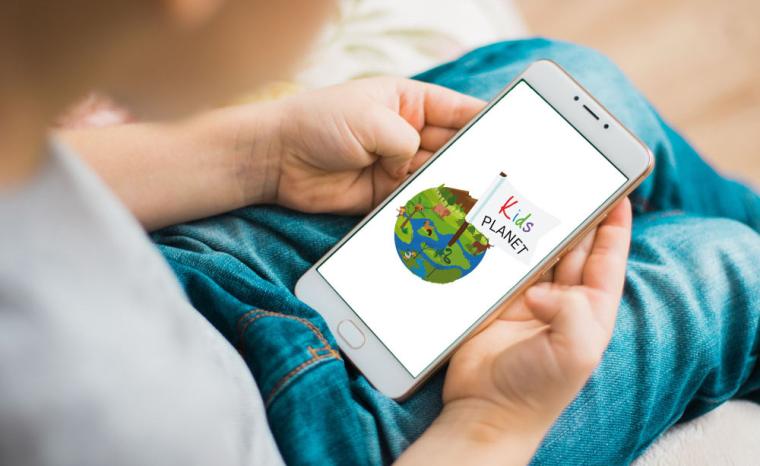 Un ni&ntilde;o utiliza la app Kids Planet en un tel&eacute;fono m&oacute;vil