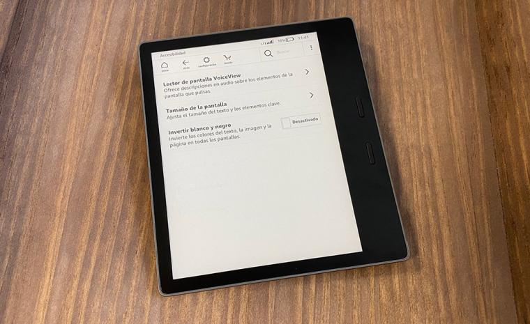 Fotograf&iacute;a de un Kindle Oasis sobre un fondo de madera