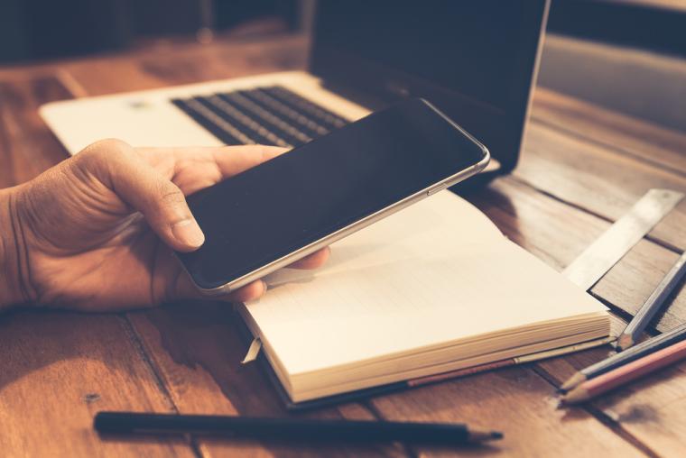 Una persona mira un texto a trav&eacute;s de su smartphone
