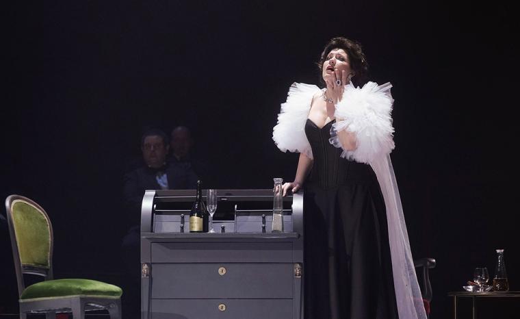 Imagen de la representaci&oacute;n de La Traviata en el Teatro Real