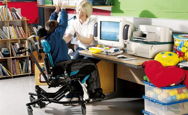 Un ni&ntilde;o utiliza la silla Leckey Mygo