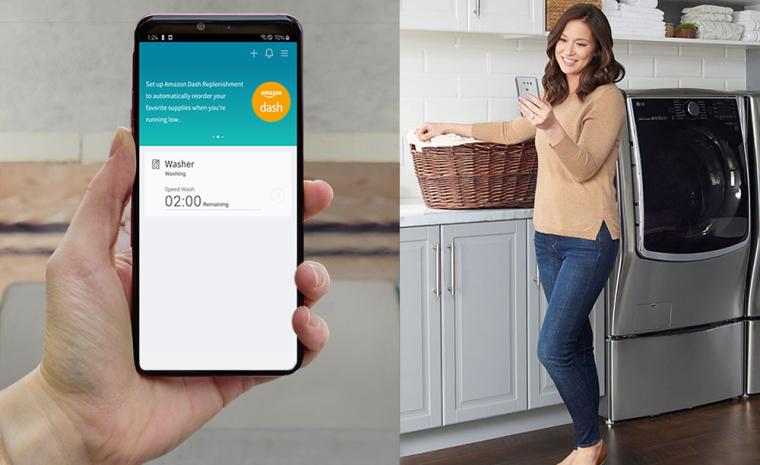 Fotograf&iacute;a comercial de una mujer usando Amazon Dash Replenishment y una imagen de su m&oacute;vil con este servicio