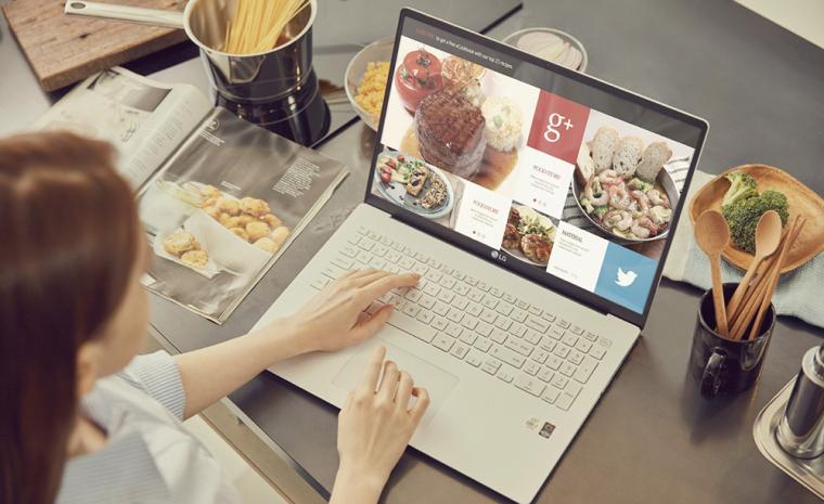 Imagen comercial del nuevo LG Gram en la que aparece una mujer utilizando este ordenador port&aacute;til