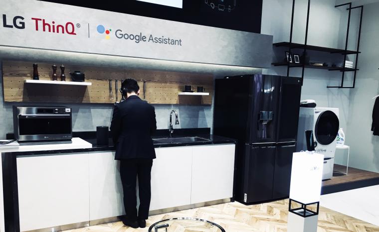 Imagen de un hogar conectado con un LG V30s en el centro de la sala