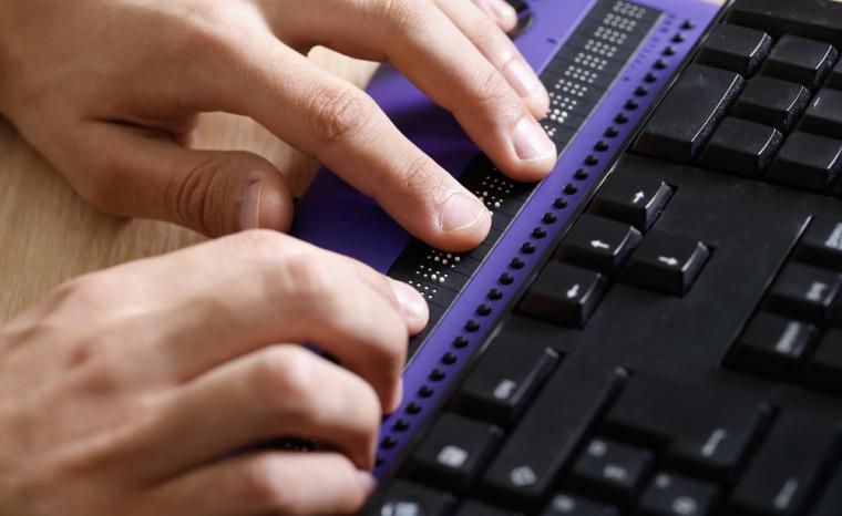 Una persona utiliza una l&iacute;nea braille