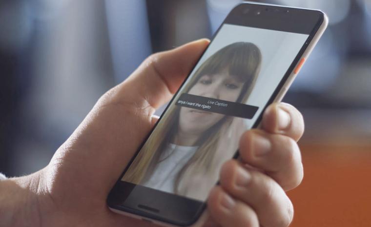 Fotograma de un v&iacute;deo de Google en el que se ve un m&oacute;vil usando Live Caption en una videollamada