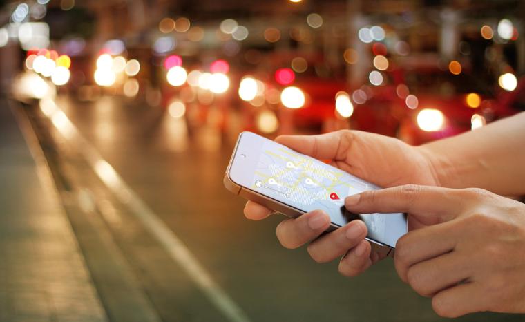 Una persona utiliza una app de localizaci&oacute;n en su m&oacute;vil