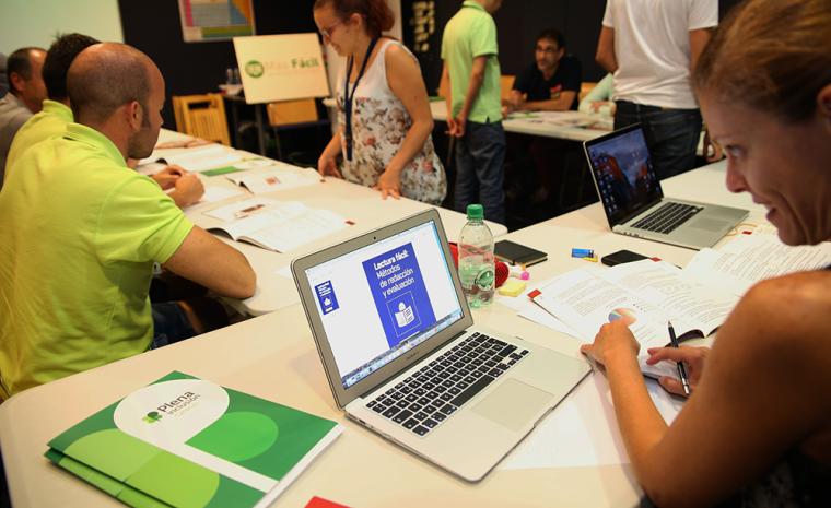 Varias personas explican el proyecto M&aacute;s F&aacute;cil