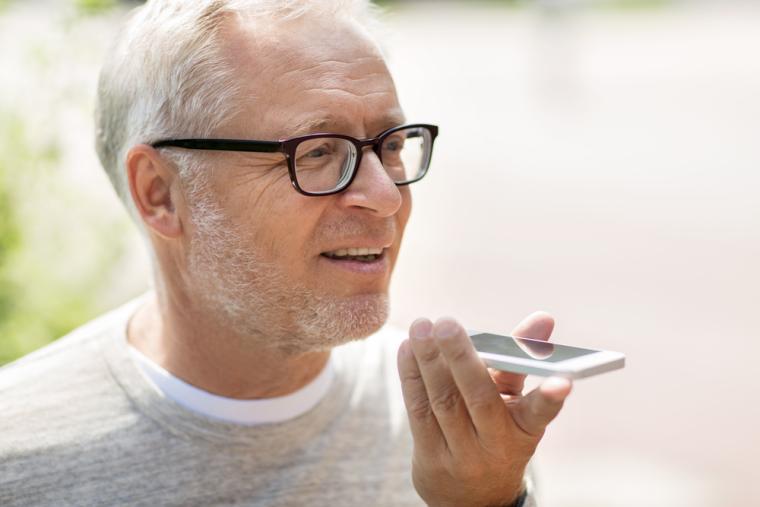 Una persona mayor le dicta a su tel&eacute;fono m&oacute;vil
