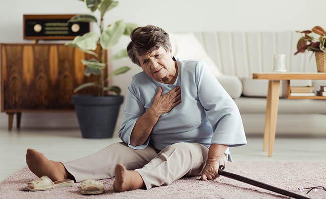 Una mujer mayor ca&iacute;da en el suelo en su hogar