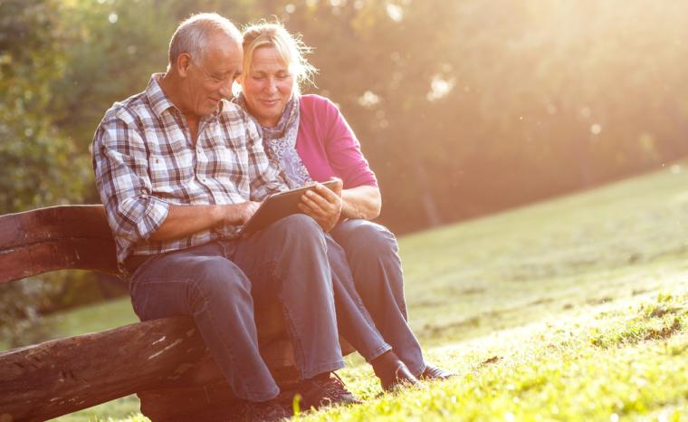 Una pareja de personas mayores accede a Internet a trav&eacute;s de una tableta