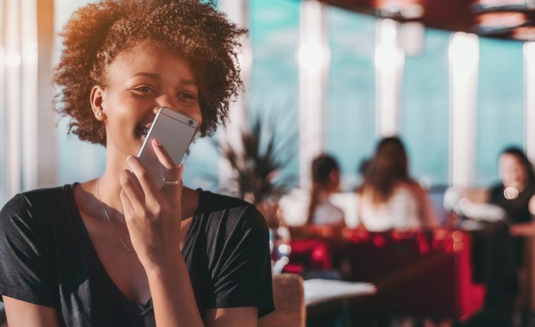 Una mujer manda un mensaje de audio con su tel&eacute;fono m&oacute;vil